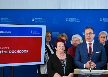 Minister práce, sociálnych vecí a rodiny Erik Tomáš (v popredí uprostred) počas tlačovej konferencie na Ministerstve  práce, sociálnych vecí a rodiny v Bratislave k téme: Od dnes vyplácame skutočný 13. dôchodok. Bratislava, 2. december 2024. Foto: SITA/Tomáš Susko