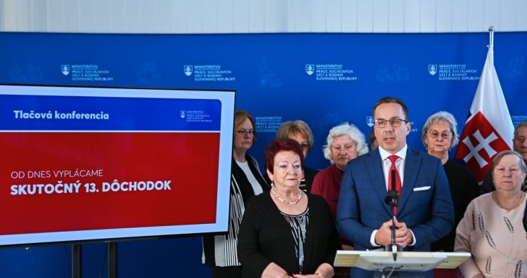 Minister práce, sociálnych vecí a rodiny Erik Tomáš (v popredí uprostred) počas tlačovej konferencie na Ministerstve práce, sociálnych vecí a rodiny v Bratislave k téme: Od dnes vyplácame skutočný 13. dôchodok. Bratislava, 2. december 2024. Foto: SITA/Tomáš Susko