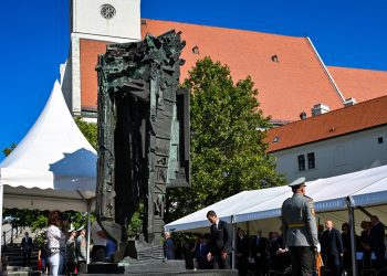 Atmosféra počas pietneho aktu pri príležitosti Dňa holokaustu a rasového násilia pri pamätníku holokaustu na Rybnom námestí v Bratislave. Bratislava, 9. september 2025. Foto: SITA/Ministerstvo zahraničných vecí a európskych záležitostí