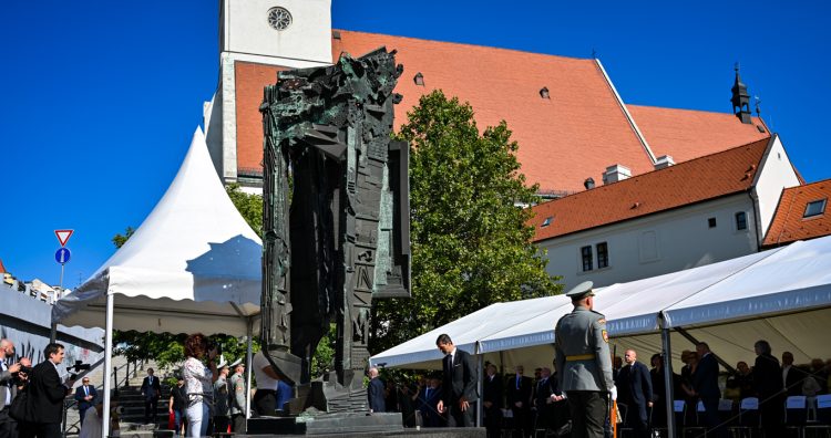 Atmosféra počas pietneho aktu pri príležitosti Dňa holokaustu a rasového násilia pri pamätníku holokaustu na Rybnom námestí v Bratislave. Bratislava, 9. september 2025. Foto: SITA/Ministerstvo zahraničných vecí a európskych záležitostí