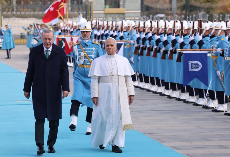 Lev XIV. (vpravo) a turecký prezident Recep Tayyip Erdogan si prehliadajú čestnú stráž počas oficiálneho uvítacieho ceremoniálu v prezidentskom paláci v Ankare v Turecku počas prvého dňa pápežovej šesťdňovej cesty do Turecka a Libanonu. Foto: SITA/Yavuz Ozden/Dia Photo via AP