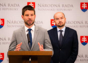 Predseda Progresívneho Slovenska (PS) a poslanec za PS Michal Šimečka (vľavo) a predseda poslaneckého klubu PS Martin Dubéci. Foto: SITA/PS/Lukáš Grec