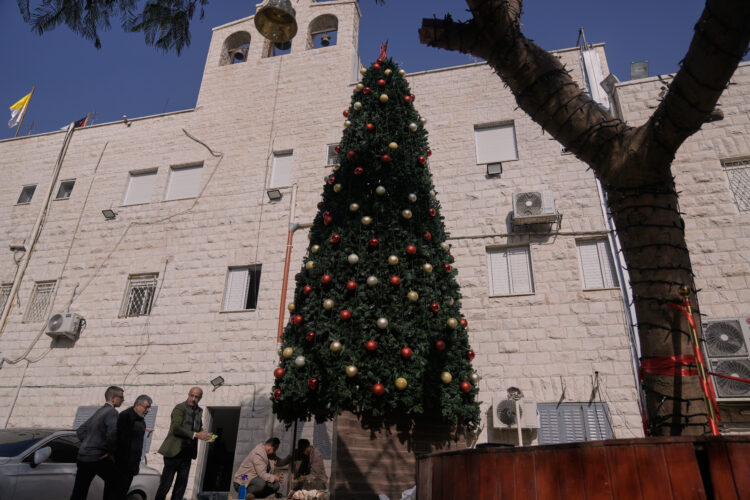 Palestínski farníci v meste Jenin na Západnom brehu Jordánu v latinskom Kostole Svätého Vykupiteľa kontrolujú nedávno nainštalovaný vianočný stromček po tom, čo predchádzajúci zničili islamskí extrémisti.
Foto: AP Photo/Majdi Mohammed