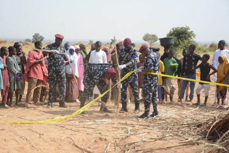 Nigérijská polícia a protibombová jednotka zabezpečujú miesto amerického náletu v severozápadnej časti mesta Jabo v Nigérii v piatok 26. decembra 2025. Foto: SITA/AP Photo/Tunde Omolehin