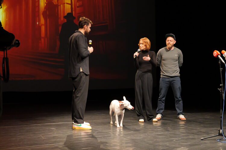 Herci Ľuboš Kostelný a Táňa Pauhofová počas tlačovej konferencie platformy Otvorená kultúra!, na ktorej predstavili novú streamovaciu platformu Kultúra+, plnú obsahu inšpirovaného kauzami, ktoré sa odohrali v slovenskej kultúre za uplynulé dva roky. Foto: SITA/Otvorená Kultúra!