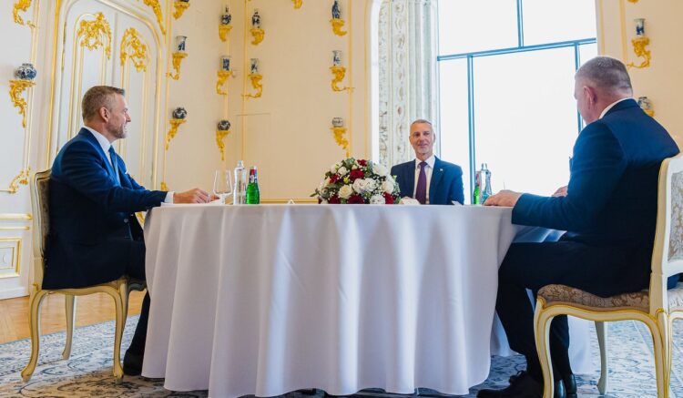 Prezident SR Peter Pellegrini, predseda Národnej rady SR Richard Raši a premiér SR Robert Fico počas stretnutia troch najvyšších ústavných činiteľov na Bratislavskom hrade. Foto: SITA/Kancelária prezidenta SR