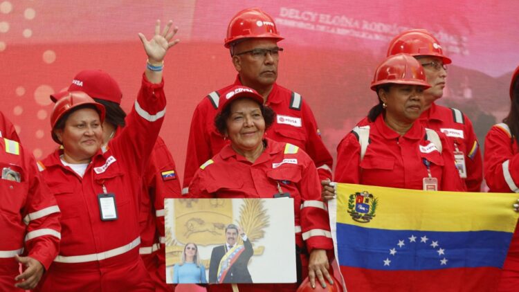 Pracovníci venezuelské státní ropné společnosti PDVSA se účastní pochodu svolaného Sjednocenou socialistickou stranou Venezuely (PSUV) na podporu zákona o uhlovodících a požadující propuštění svrženého prezidenta Nicoláse Madura. Zdroj: Pedro MATTEY / AFP / AFP / Profimedia