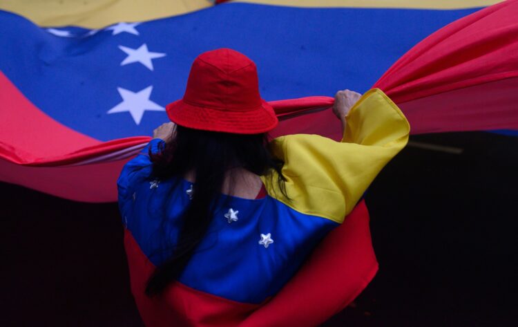 Demonstrantka vyjadřuje podporu Venezuele před americkým velvyslanectvím v Riu de Janeiro.
Foto: Profimedia