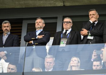 Prezident Slovenského futbalového zväzu Ján Kováčik (tretí zľava) spolu s prezidentom SR Petrom Pellegrinim (druhý zľava) počas EURO U21. FOTO: SITA/Milan Illík