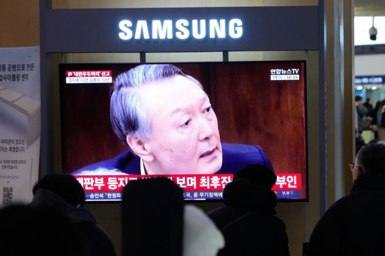 Bývalý prezident Južnej Kórey Jun na obrazovke počas správ. Foto: SITA/AP Photo/Ahn Young-joon