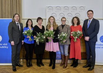 Zleva Jiří Kotek (AV ČR), Silvie Rimpelová, Ilona Müllerová, Markéta Hujerová, Michaela Tencerová, Pavla Hubálková a Petr Štěpánek (L’Oréal-UNESCO Pro ženy ve vědě).
Zdroj: WS Czech