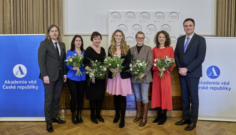 Zleva Jiří Kotek (AV ČR), Silvie Rimpelová, Ilona Müllerová, Markéta Hujerová, Michaela Tencerová, Pavla Hubálková a Petr Štěpánek (L’Oréal-UNESCO Pro ženy ve vědě).
Zdroj: WS Czech