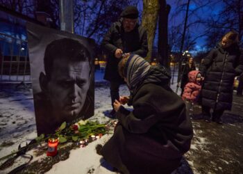 Více než stovka lidí včera večer v Praze na náměstí Borise Němcova přišla uctít památku ruského opozičního politika Alexeje Navalného, který zemřel před dvěma lety. Akci pořádala iniciativa Rusové v Česku za demokracii. FOTO: Profimedia