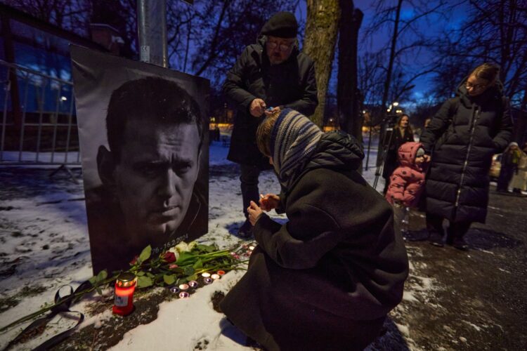 Více než stovka lidí včera večer v Praze na náměstí Borise Němcova přišla uctít památku ruského opozičního politika Alexeje Navalného, který zemřel před dvěma lety. Akci pořádala iniciativa Rusové v Česku za demokracii. FOTO: Profimedia