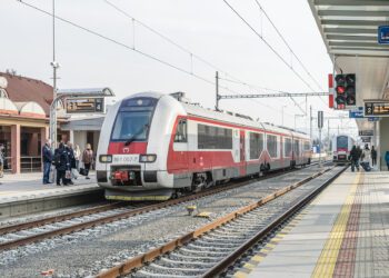 Vlaková doprava do niektorých odľahlých regiónov nezachádza, autobusov tam jazdí málo. Pre niektorých obyvateľov na slovenskom vidieku je tak dochádzanie do práce, škôl, na úrady či za nákupmi veľmi zložité. FOTO: SITA/ZSSK