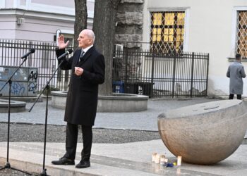 Zvolávateľ Sviečkovej manifestácie František Mikloško sa účastníkom spomienky prihovára každoročne. Foto: Martin Petrík