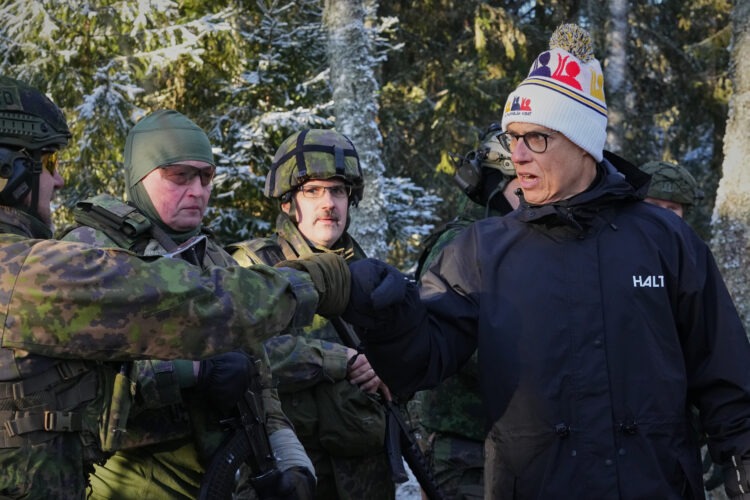 Fínsky prezident Alexander Stubb s príslušníkmi ozbrojených síl. Foto: SITA/AP Photo/Sergei Grits
