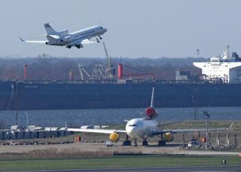 Konflikt USA a Izraela s Iránom už spôsobil nedostatok leteckého benzínu, ďalšia na rade môže byť nafta. Počas letnej dovolenkovej sezóny môže nastať nedostatok aj pri benzíne. ILUSTRAČNÉ FOTO: SITA/AP Photo/Matt Rourke