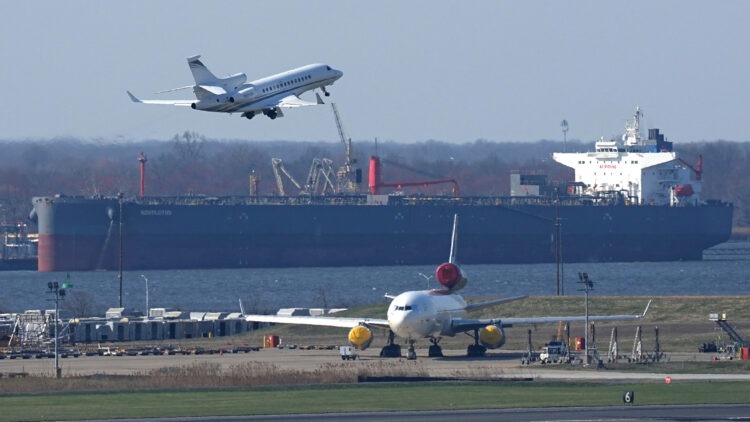 Konflikt USA a Izraela s Iránom už spôsobil nedostatok leteckého benzínu, ďalšia na rade môže byť nafta. Počas letnej dovolenkovej sezóny môže nastať nedostatok aj pri benzíne. ILUSTRAČNÉ FOTO: SITA/AP Photo/Matt Rourke