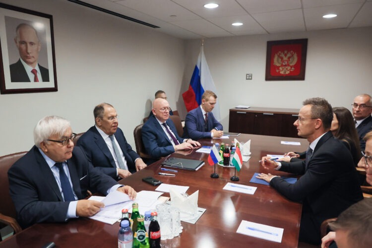 Maďarský minister zahraničných vecí Péter Szijjártó (vpravo) a jeho ruský náprotivok Sergej Lavrov počas rokovania v OSN. FOTO: SITA/RFMPS via AP