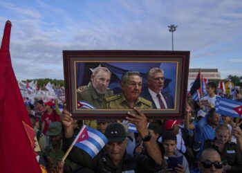 Bývalí vůdci Kuby Fidel Castro a Raúl Castro spolu se současným vůdcem  Miguelem Diaz-Canelem zobrazení na prvomájovém průvodu v Havaně v roce 2025. Zdroj: ČTK / AP / Ramon Espinosa