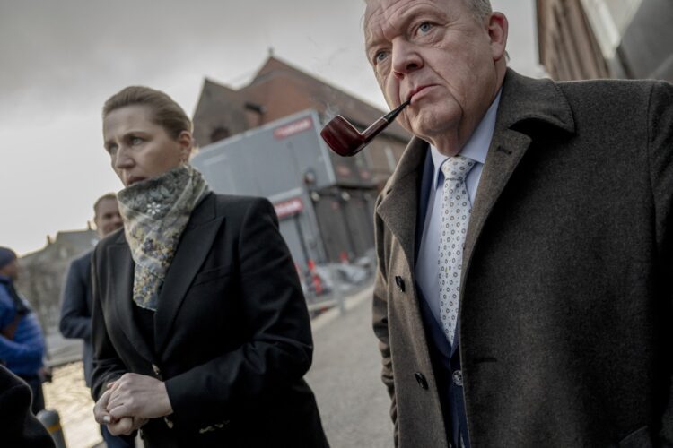 Dosavadní premiérka Mette Frederiksenová jedná s Larsem Løkkem Rasmussenem, ministrem zahraničí a současným šéfem středové strany Moderaterne, bez něhož nebude schopna sestavit novou vládu. FOTO: Profimedia