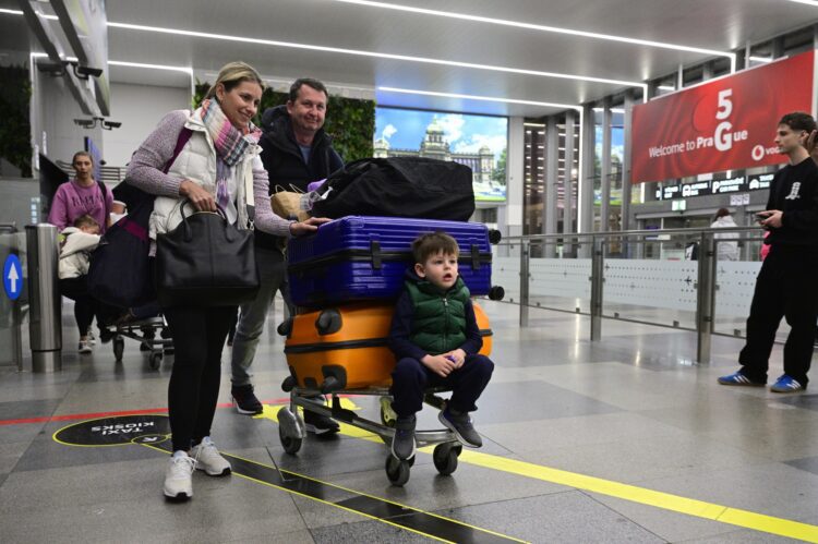 Na ruzyňském Letišti Václava Havla Praha přistálo po 02:00 ráno první letadlo s českými turisty z Blízkého východu od začátku izraelského a amerického útoku na Írán, 3. března 2026, Praha. Stroj společnosti Smartwings s kapacitou zhruba 200 osob přepravil cestující z letiště v ománském Maskatu. FOTO: Profimedia