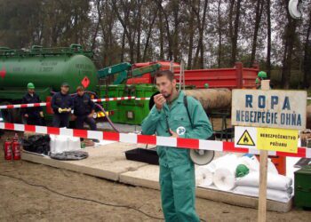 Slovenský prepravca ropy Transpetrol, a.s., pravidelne vykonáva cvičenia pripravenosti na odstránenie následkov prevádzkovej havárie na ropovode Družba. Na snímke je jedno z takýchto cvičení pri prečerpávacej stanici v obci Budkovce pri Michalovciach. FOTO: SITA/Transpetrol