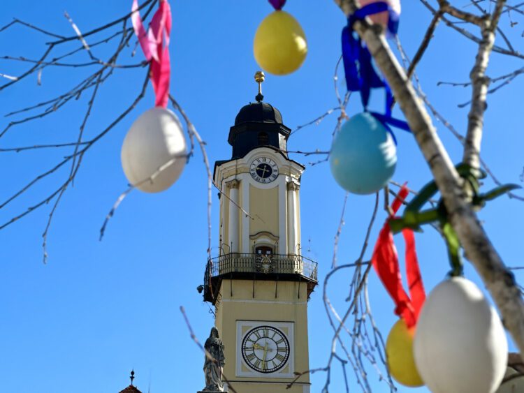 Ježíš v pátek umírá. Po jeho smrti se rozlehlo jen ticho hrobu. Ticho celého dalšího dne, Bílé soboty, kdy se z tohoto důvodu nekoná žádné liturgické shromáždění, jako v jediném dni v roce. Kde je ten, který hlásal život? Je to konec jedné iluze, příliš krásné na to, aby byla pravdivá?ILUSTRAČNÉ FOTO: SITA/Mesto BB