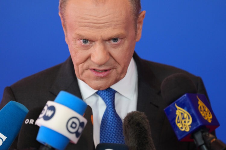 Poľský premiér Donald Tusk na včerajšom summite EÚ v cyperskej Nikózii ironicky poznamenal, že „prvý raz po rokoch neboli na rokovaniach Rusi“, čím narážal na neprítomnosť maďarského premiéra Viktora Orbána. Ten bol dlhodobo kritizovaný, že je „trójskym koňom Kremľa“, lebo blokoval viaceré rozhodnutia EÚ. FOTO: SITA/AP Photo/Petros Karadjias