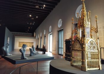 Středověký poklad obklopují díla s tématy vyhánění lidí z domovů, smrti i věčnosti. Foto: Alena Scheinostová