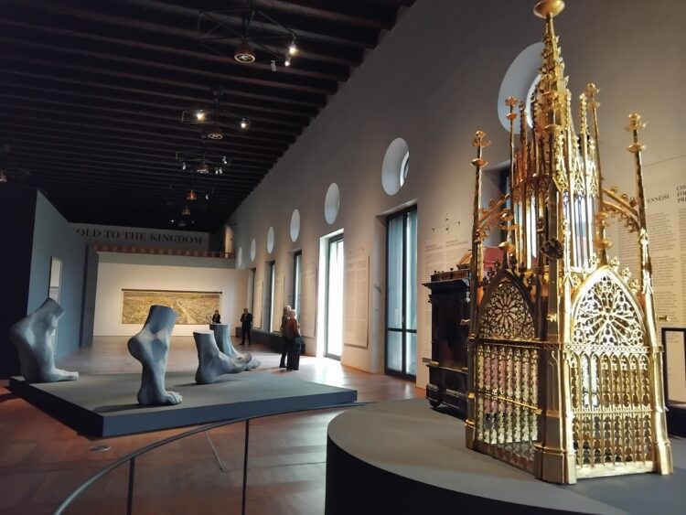 Středověký poklad obklopují díla s tématy vyhánění lidí z domovů, smrti i věčnosti. Foto: Alena Scheinostová