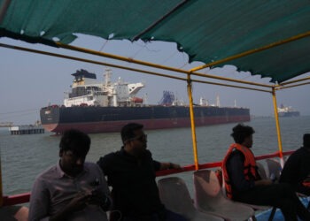 Irán a Omán plánujú vyberať za využitie prieplavu poplatky až 1,7 milióna eur za každú loď, čo dopravu výrazne predraží. ILUSTRAČNÉ FOTO: SITA/AP Photo/Rafiq Maqbool