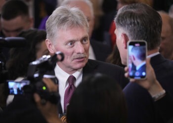 Hovorca Kremľa Dmitrij Peskov (vľavo) sa verejne posťažoval, že obmedzovanie internetu v Rusku komplikuje komunikáciu štátu a krajina „rýchlo prichádza o nástroje svojej propagandy v zahraničí“. FOTO: SITA/AP Photo/Pavel Bednyakov