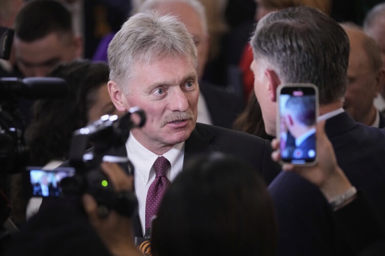 Hovorca Kremľa Dmitrij Peskov (vľavo) sa verejne posťažoval, že obmedzovanie internetu v Rusku komplikuje komunikáciu štátu a krajina „rýchlo prichádza o nástroje svojej propagandy v zahraničí“. FOTO: SITA/AP Photo/Pavel Bednyakov