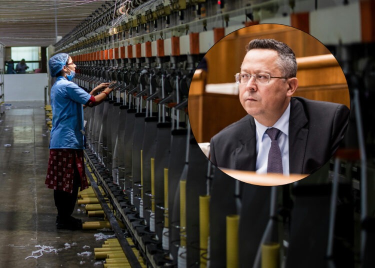 Slovensko čelí v posledných rokoch zvýšenému odchodu firiem do zahraničia, pretože od ostatných parlamentných volieb sa výrazne zhoršili podmienky na podnikanie. Naposledy oznámila odchod trnavská čokoládovňa Figaro, ktorá sa presúva do susedného Česka. Minister financií SR Ladislav Kamenický, ktorý je vo vláde zodpovedný za hospodársku politiku, neprichádza zo žiadnymi návrhmi na zlepšenie situácie. Naopak, cez nevhodne vyskladané konsolidačné balíky prispieva k deformácii podnikateľského prostredia. FOTO: SITA/NR SR a Pexels