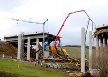 Pád rozostavaného diaľničného mosta pri Kurimanoch neďaleko Levoče v novembri 2012 je najväčšou mostnou tragédiou na Slovensku. Zahynuli pri ňom štyria robotníci a 14 ďalších sa zranilo. FOTO: SITA/Rastislav Ovšonka