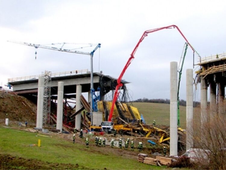 Pád rozostavaného diaľničného mosta pri Kurimanoch neďaleko Levoče v novembri 2012 je najväčšou mostnou tragédiou na Slovensku. Zahynuli pri ňom štyria robotníci a 14 ďalších sa zranilo. FOTO: SITA/Rastislav Ovšonka