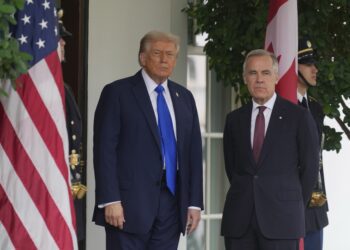 Americký prezident Donald Trump a kanadský premiér Mark Carney při setkání v Bílém domě v říjnu 2025. Zdroj: Adrian Wyld / Zuma Press / Profimedia