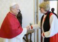 Papež Lev XIV. přijal ve Vatikánu novou hlavu světového anglikánského společenství, arcibiskupku z Canterbury Sarah Mullally. FOTO: Profimedia