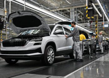 Autopriemysel zostáva jedným z pilierov slovenskej aj českej ekonomiky, no čoraz viac ho tlačí prechod na elektromobily. ILUSTRAČNÉ FOTO: SITA/Michal Veterník