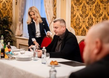 Andrej Danko (na snímke v strede) mal v spore s ministrom životného prostredia Tomášom Tarabom silné karty, no napokon prijal odklad riešenia a zároveň ubezpečil, že vládu nepoloží. FOTO: SITA/ÚV SR