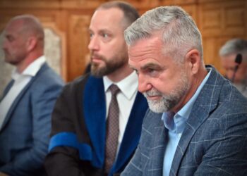 Obvinený bývalý policajný prezident a súčasný podpredseda NR SR Tibor Gašpar (v popredí) na súde v Banskej Bystrici. V pozadí je oligarcha Norbert Bödör. Foto: SITA/Jakub Julény