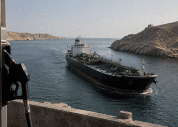 Rokovania s Iránom zrazili ceny ropy, no vplyv na tankovanie v Európe bude závisieť od toho, ako rýchlo sa obnoví doprava cez Hormuzský prieliv. Fotokoláž spája tanker v oblasti Hormuzského prielivu a tankovaciu pištoľ ako symbol toho, ako vývoj situácie v Perzskom zálive ovplyvňuje ceny benzínu a nafty v Európe. ILUSTRAČNÁ KOLÁŽ: AI / ChatGPT
