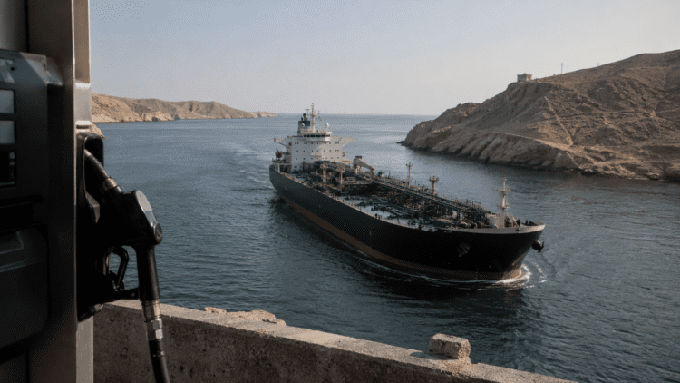 Rokovania s Iránom zrazili ceny ropy, no vplyv na tankovanie v Európe bude závisieť od toho, ako rýchlo sa obnoví doprava cez Hormuzský prieliv. Fotokoláž spája tanker v oblasti Hormuzského prielivu a tankovaciu pištoľ ako symbol toho, ako vývoj situácie v Perzskom zálive ovplyvňuje ceny benzínu a nafty v Európe. ILUSTRAČNÁ KOLÁŽ: AI / ChatGPT