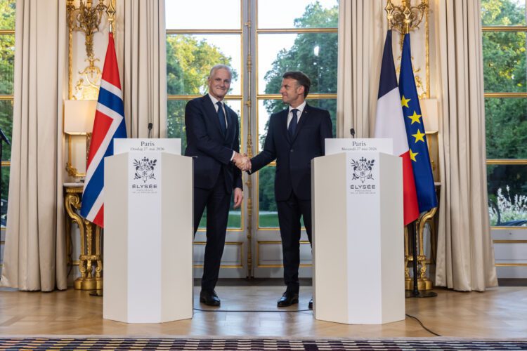 Francúzsky prezident Emmanuel Macron a nórsky premiér Jonas Gahr Støre počas tlačovej konferencie v Elyzejskom paláci v Paríži. Nórsko sa po stretnutí prihlásilo k debate o francúzskom jadrovom odstrašení, ktorú Európa vedie v čase rastúcej neistoty okolo amerických bezpečnostných garancií a silnejúceho ruského tlaku. FOTO: SITA/AP Photo/Christophe Petit Tesson, Pool
