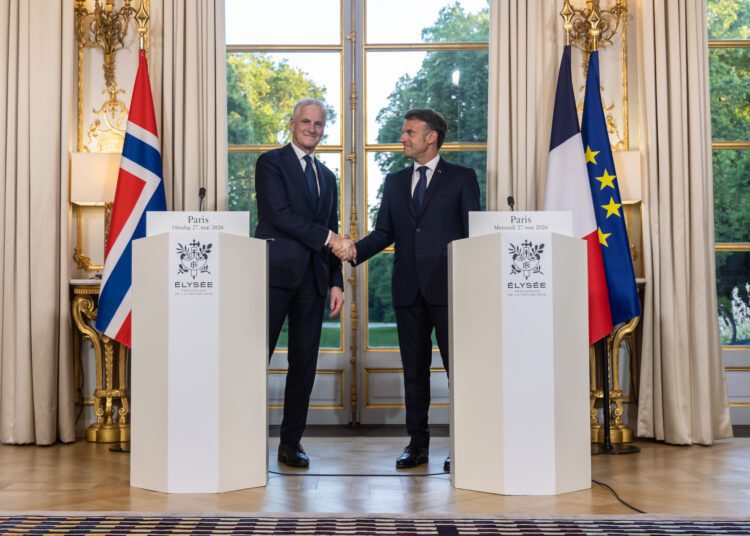 Francúzsky prezident Emmanuel Macron a nórsky premiér Jonas Gahr Støre počas tlačovej konferencie v Elyzejskom paláci v Paríži. Nórsko sa po stretnutí prihlásilo k debate o francúzskom jadrovom odstrašení, ktorú Európa vedie v čase rastúcej neistoty okolo amerických bezpečnostných garancií a silnejúceho ruského tlaku. FOTO: SITA/AP Photo/Christophe Petit Tesson, Pool