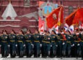 Robert Fico sa po roku opäť vybral do Moskvy na oslavy konca druhej svetovej vojny. V spoločnosti Vladimira Putina a ďalších diktátorov oslavy sprevádza aj takýto obraz: ruskí vojaci so zástavami s podobizňou Vladimira Iľjiča Lenina, zakladateľa sovietskeho komunizmu a symbolu totality. FOTO: SITA/AP Photo/Alexander Zemlianichenko, Pool