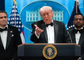 Zleva ministr spravedlnosti Todd Blanche, prezident Donald Trump a ředitel FBI Kash Patel. Zdroj: ČTK / AP / Jose Luis Magana