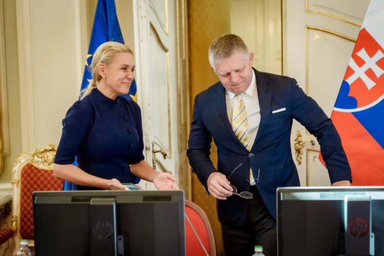 Opatrenia na podporu ekonomiky, ktoré ohlásili premiér Robert Fico a ministerka hospodárstva Denisa Saková (vľavo), narazili na kritiku zamestnávateľov aj odborárov. FOTO: SITA/Úrad vlády SR